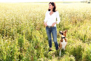 Psychotherapeutin blickt in die Ferne