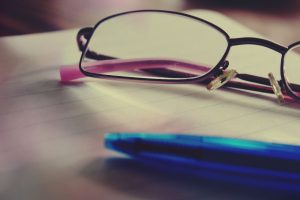 Brille und Stift